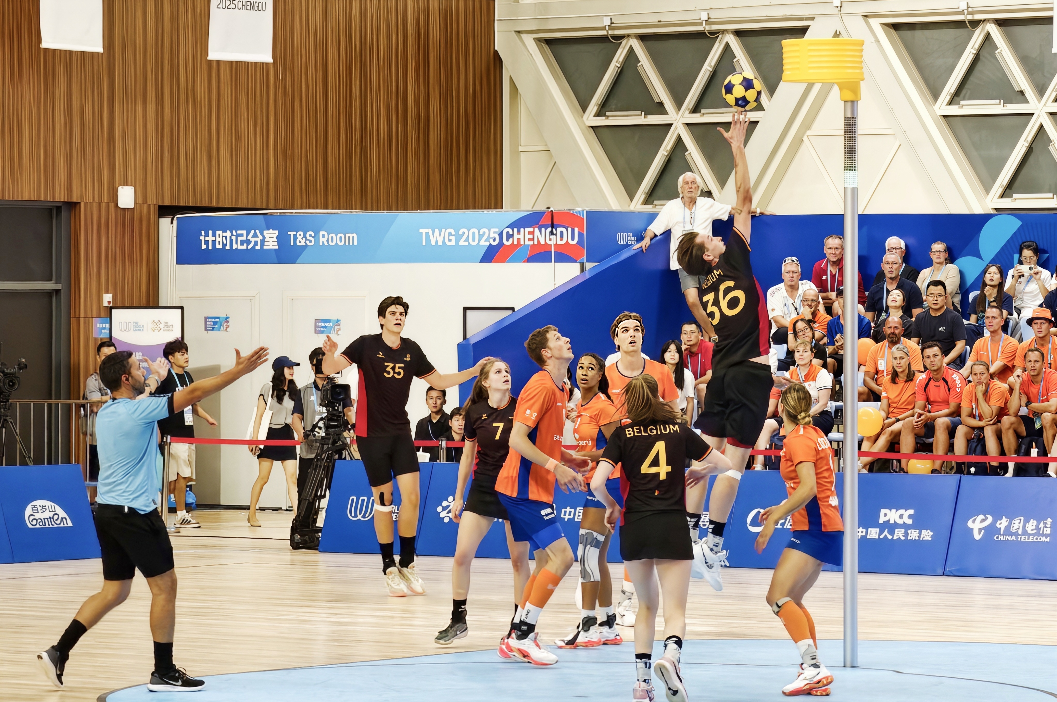 世俱杯分组-荷兰队凭借稳固防守，逆转战胜对手