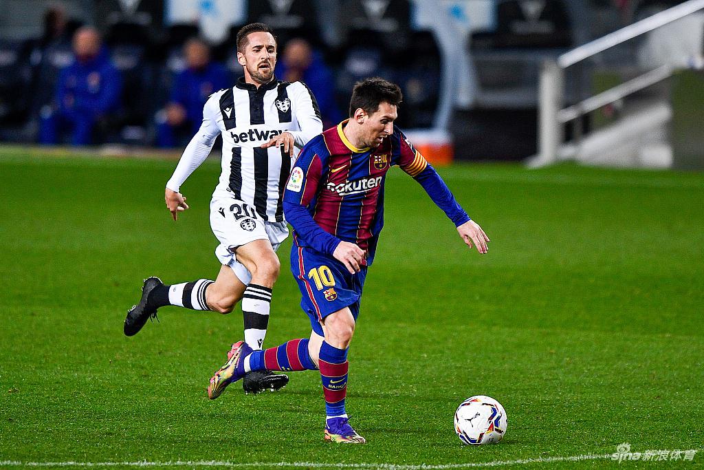 世俱杯决赛-梅西破门助巴萨取得胜利，球队晋级前程一片光明