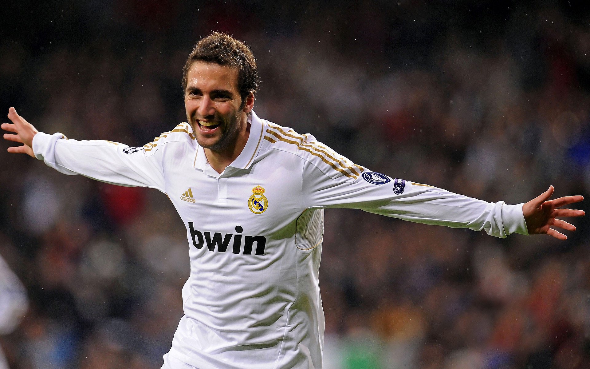 世俱杯改制-深圳湾上空的星坠声—当乔治的绝杀成为城市心跳的回响